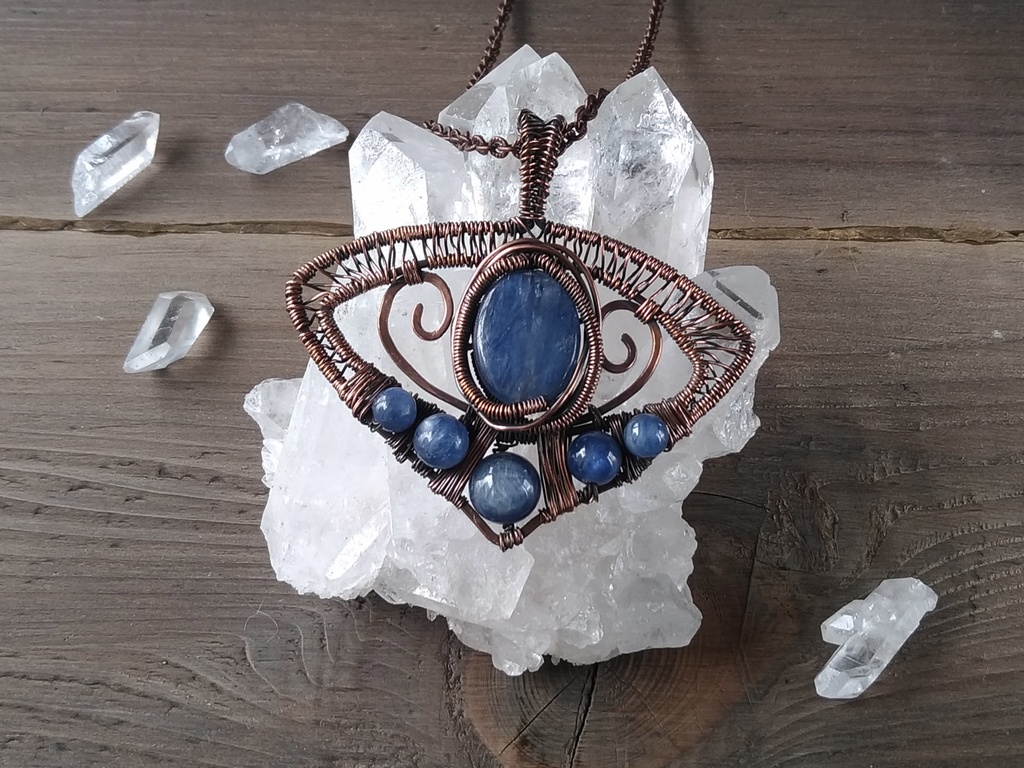 扇型のネックレス(カイヤナイト)