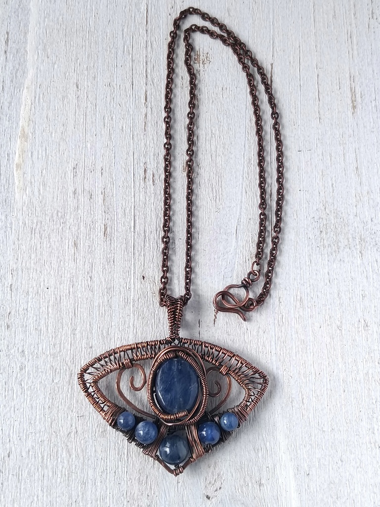 扇型のネックレス(カイヤナイト)