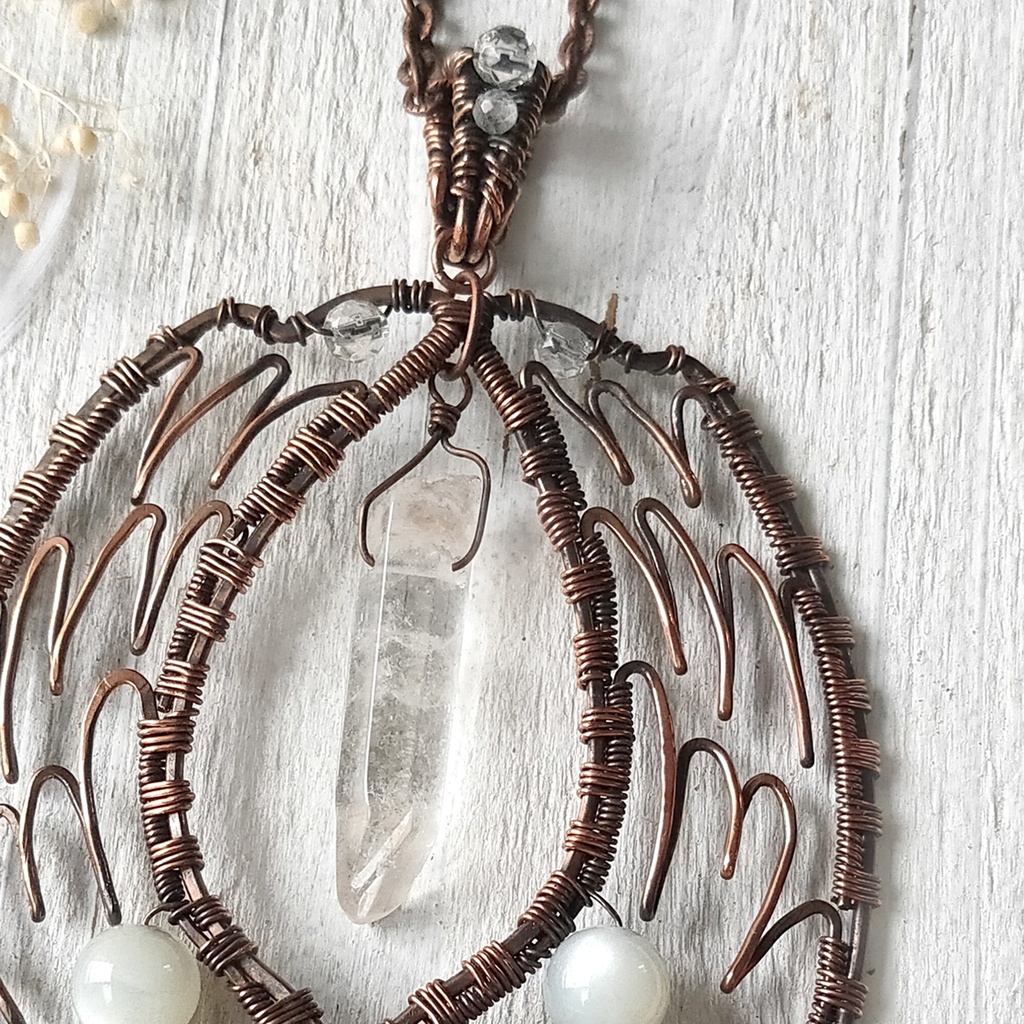 白い石と翼のネックレス