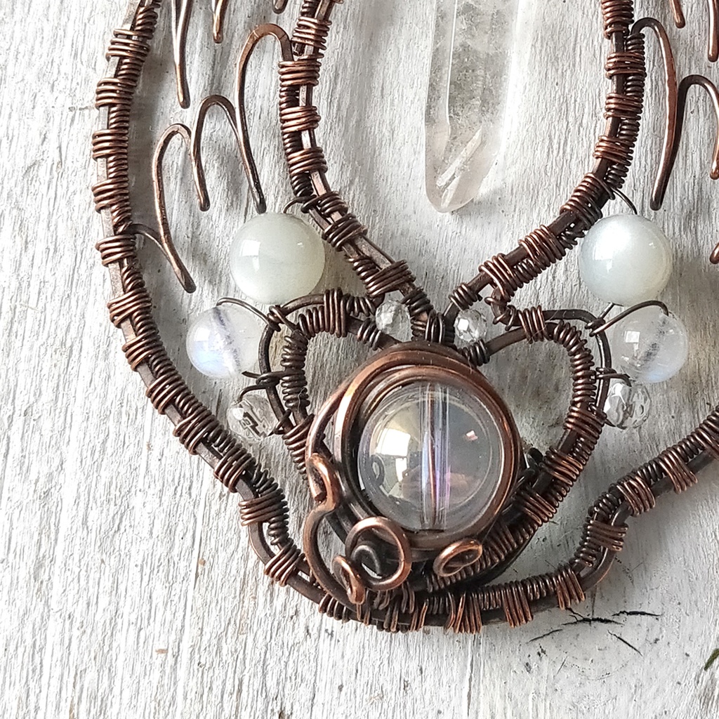 白い石と翼のネックレス