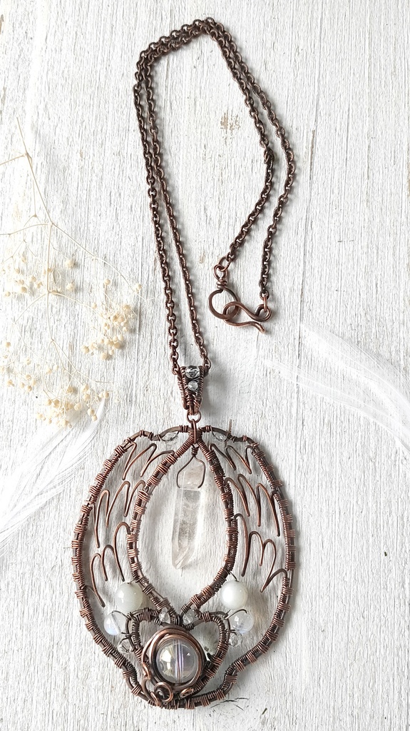 白い石と翼のネックレス