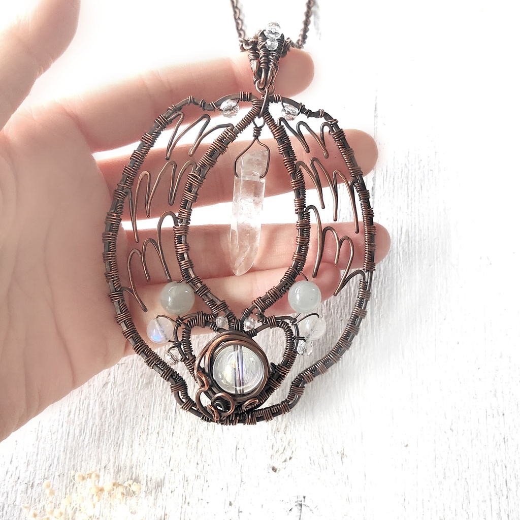 白い石と翼のネックレス