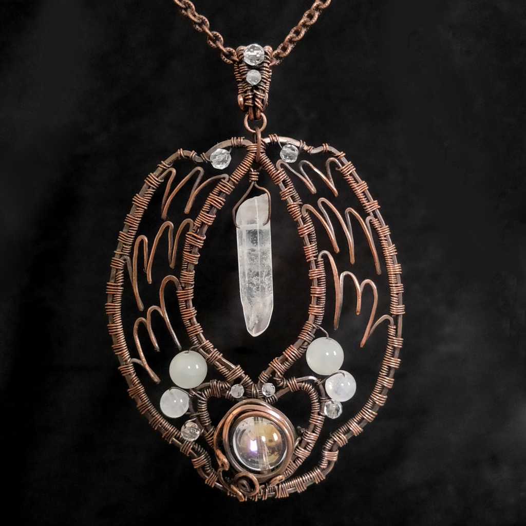 白い石と翼のネックレス