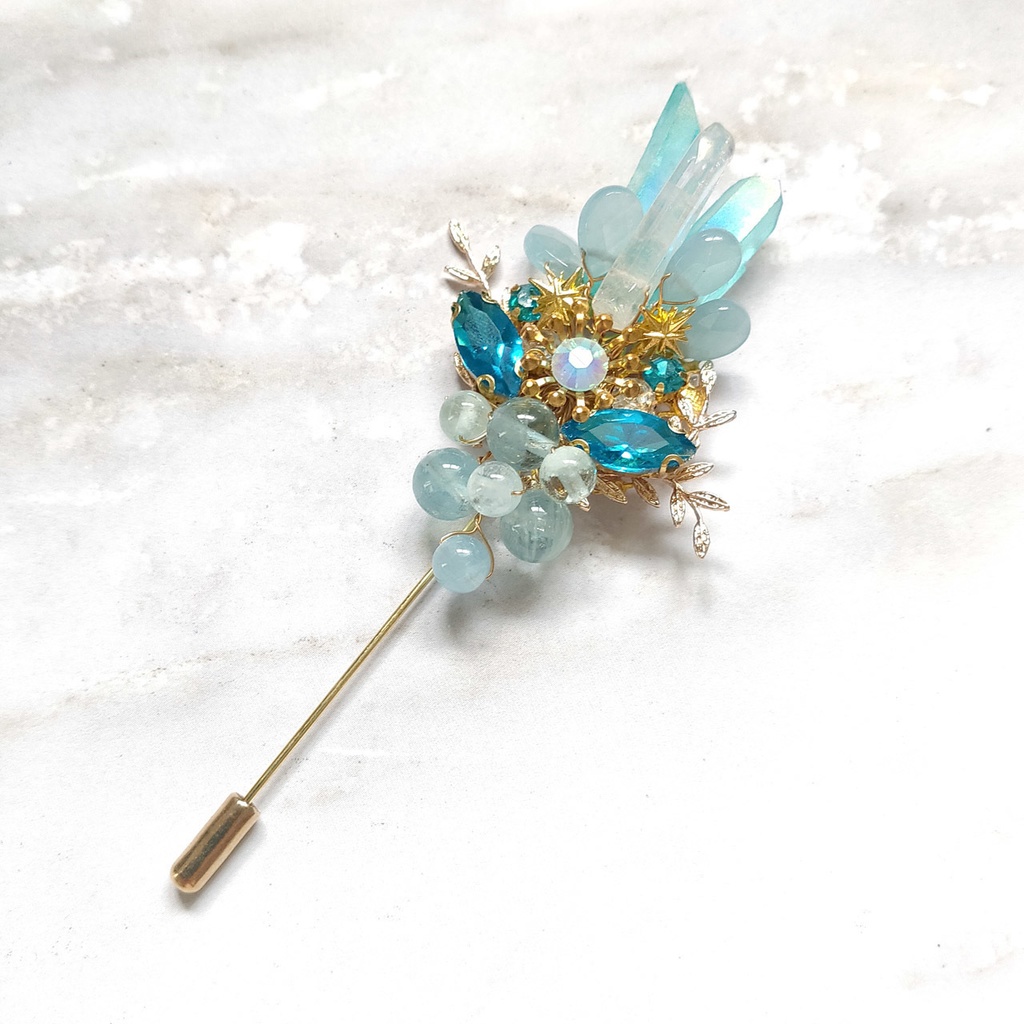 ベリル家の三色結晶ブローチ