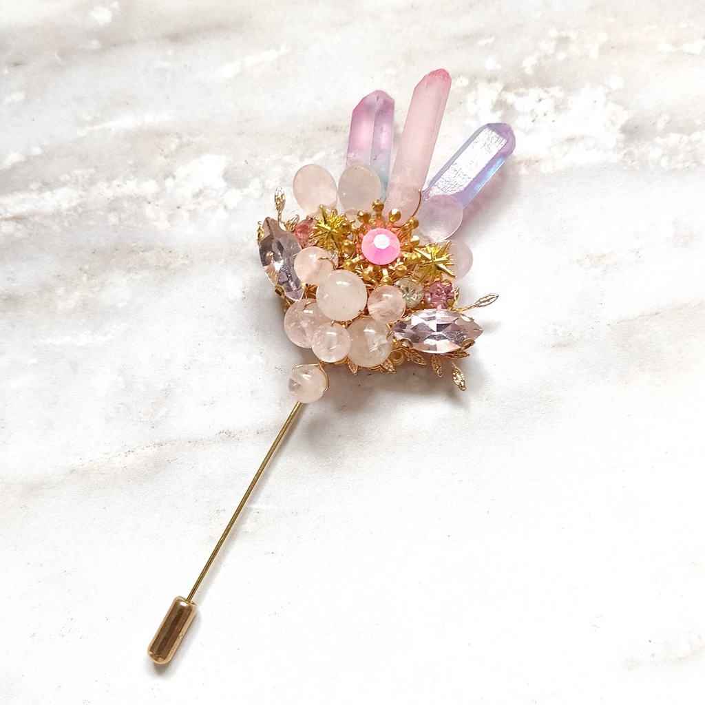 ベリル家の三色結晶ブローチ