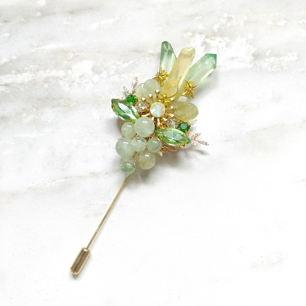 ベリル家の三色結晶ブローチ