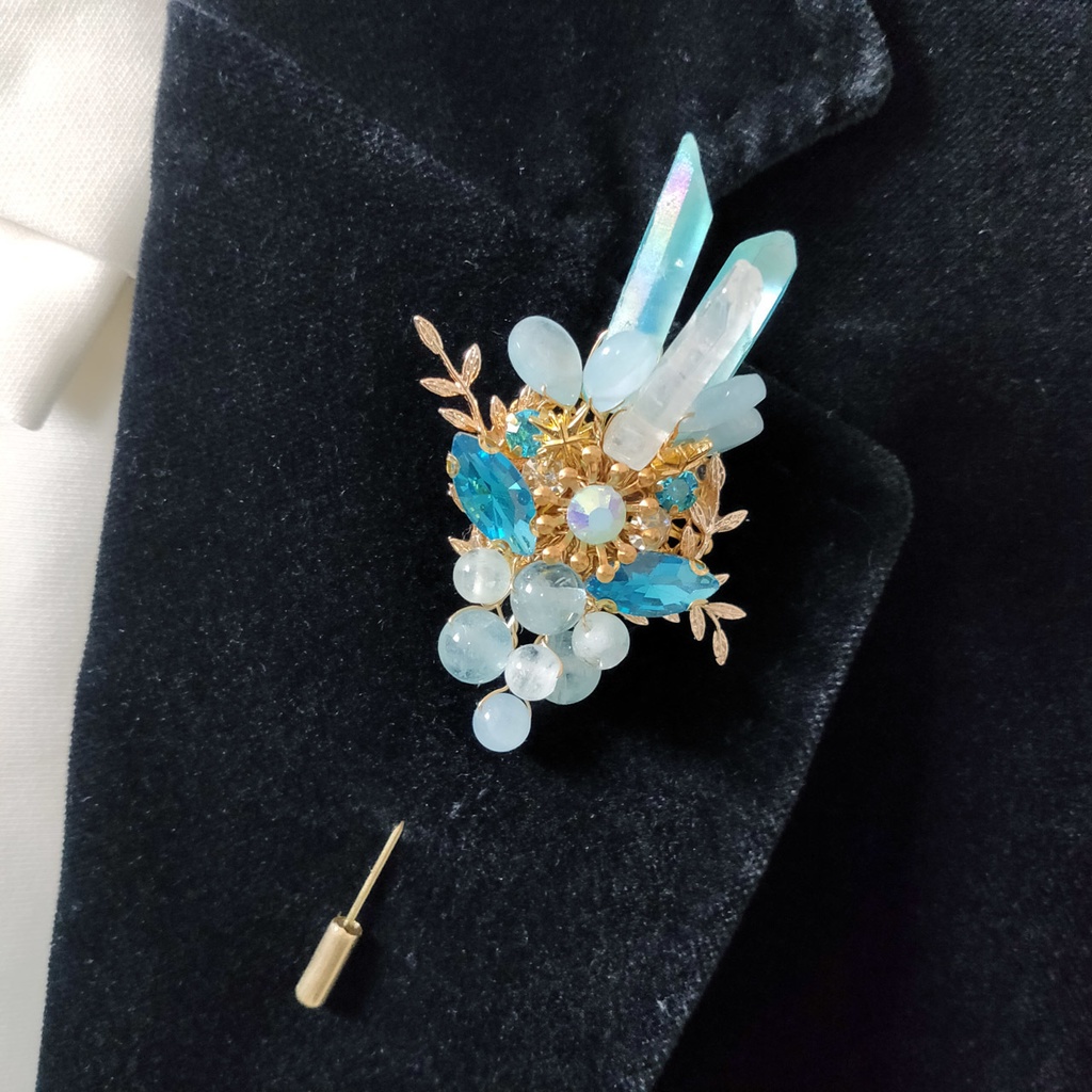 ベリル家の三色結晶ブローチ