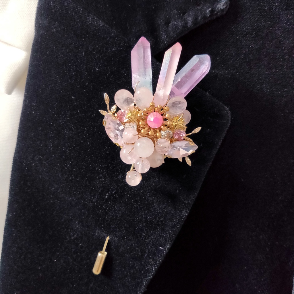 ベリル家の三色結晶ブローチ