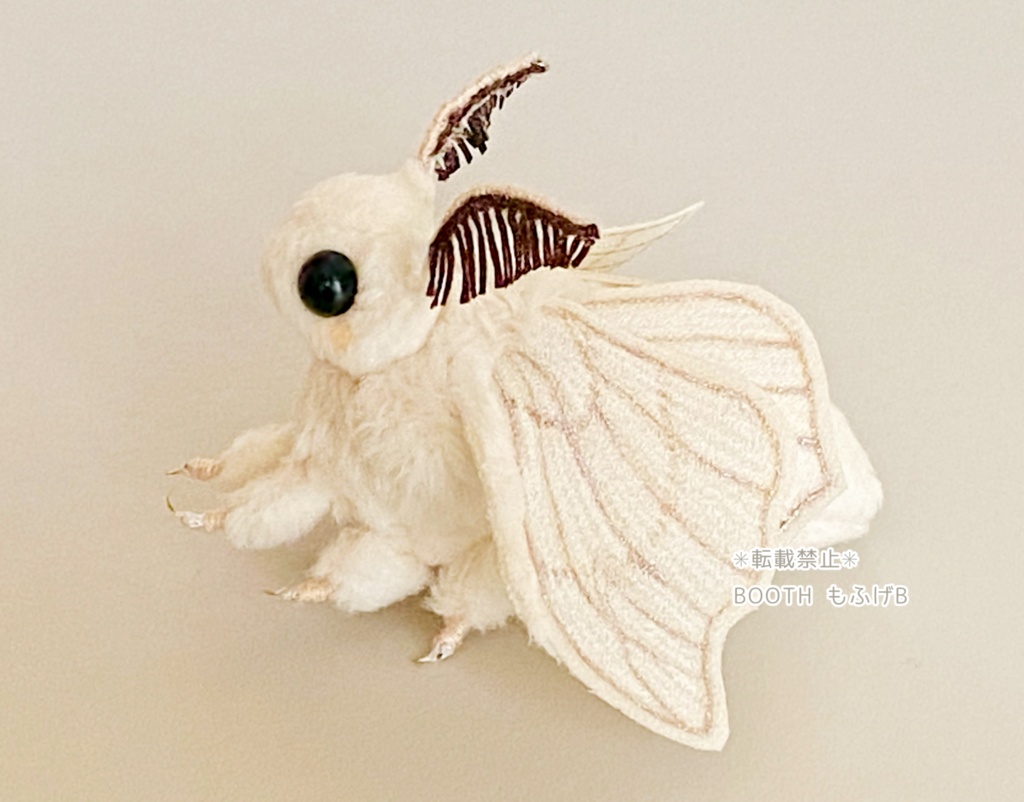 カイコガの小さなぬいぐるみ 寝そべりver.