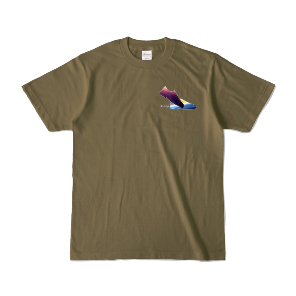 【祝 開店！！ 期間限定割引価格】宇宙靴ワンポイントデザイン - Tシャツ 正面イラスト（オリーブ 濃色）｜[Celebration Opening! Limited Time Discount Price] Space Shoes One Point Design - T-shirt Front Illustration (Olive Dark Color)