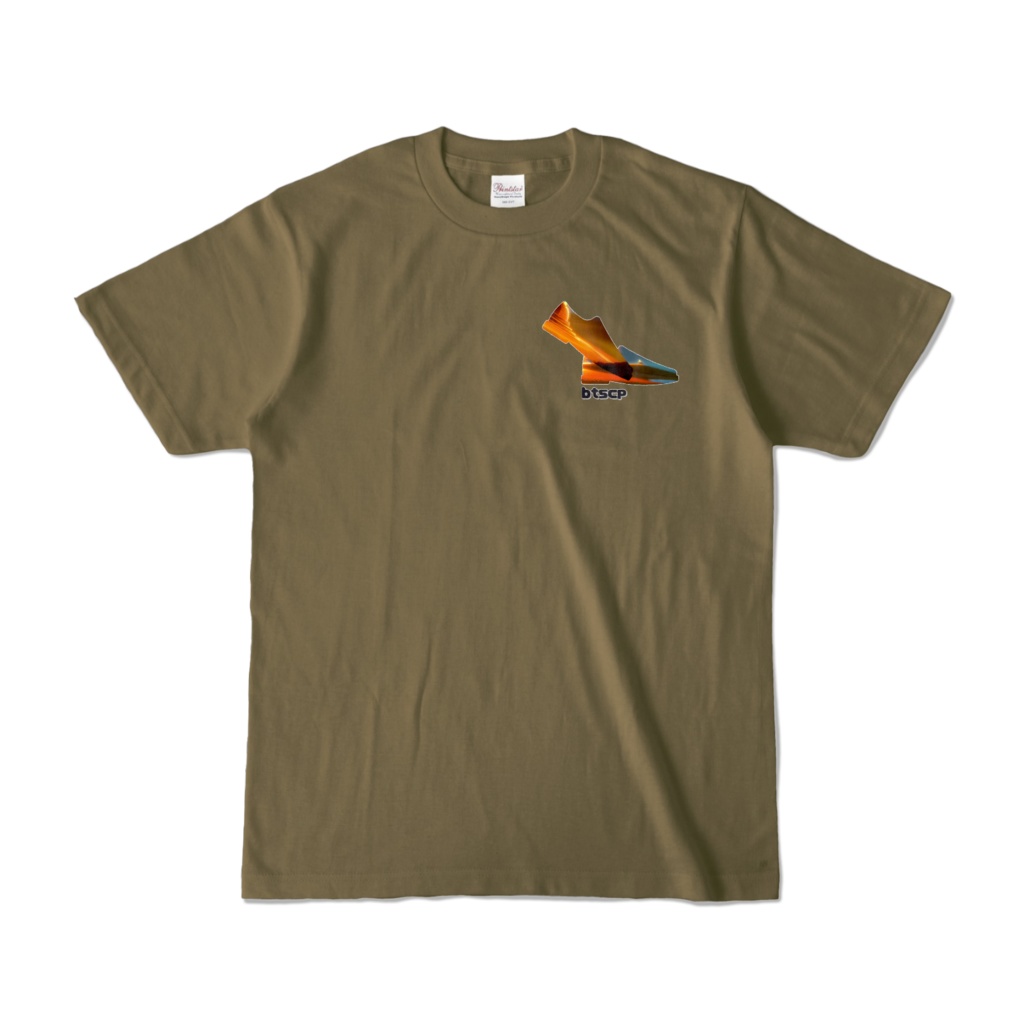 【祝 開店！！ 期間限定割引価格】砂漠靴ワンポイントデザイン - Tシャツ 背面イラスト（オリーブ 濃色）