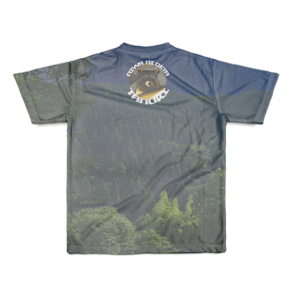 庭に出たタヌキTシャツ