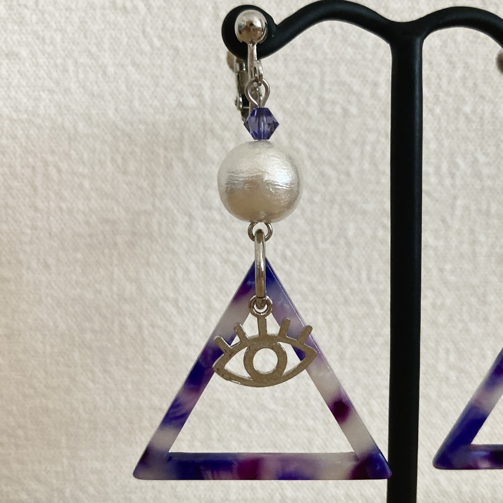 三角と目目の耳飾り