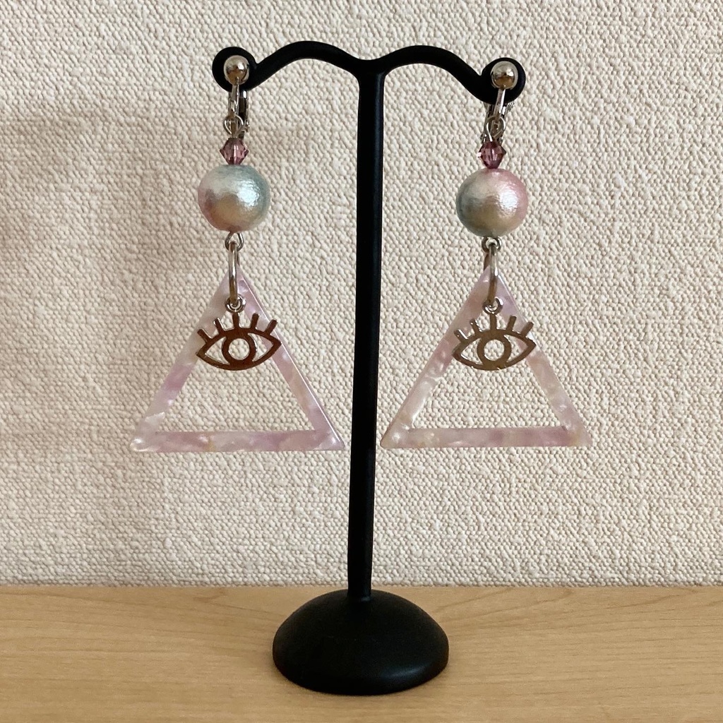 三角と目目の耳飾り