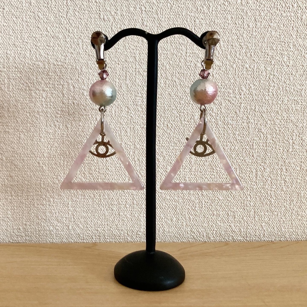 三角と目目の耳飾り