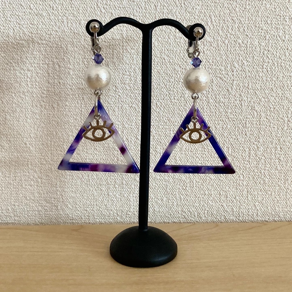 三角と目目の耳飾り