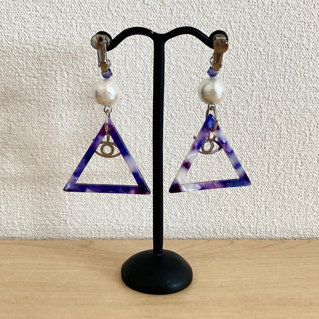 三角と目目の耳飾り