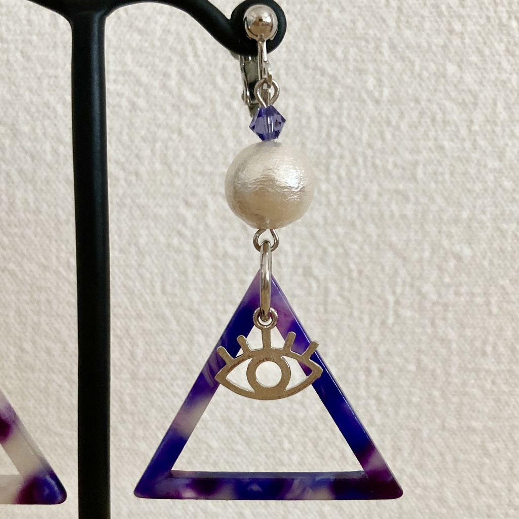 三角と目目の耳飾り