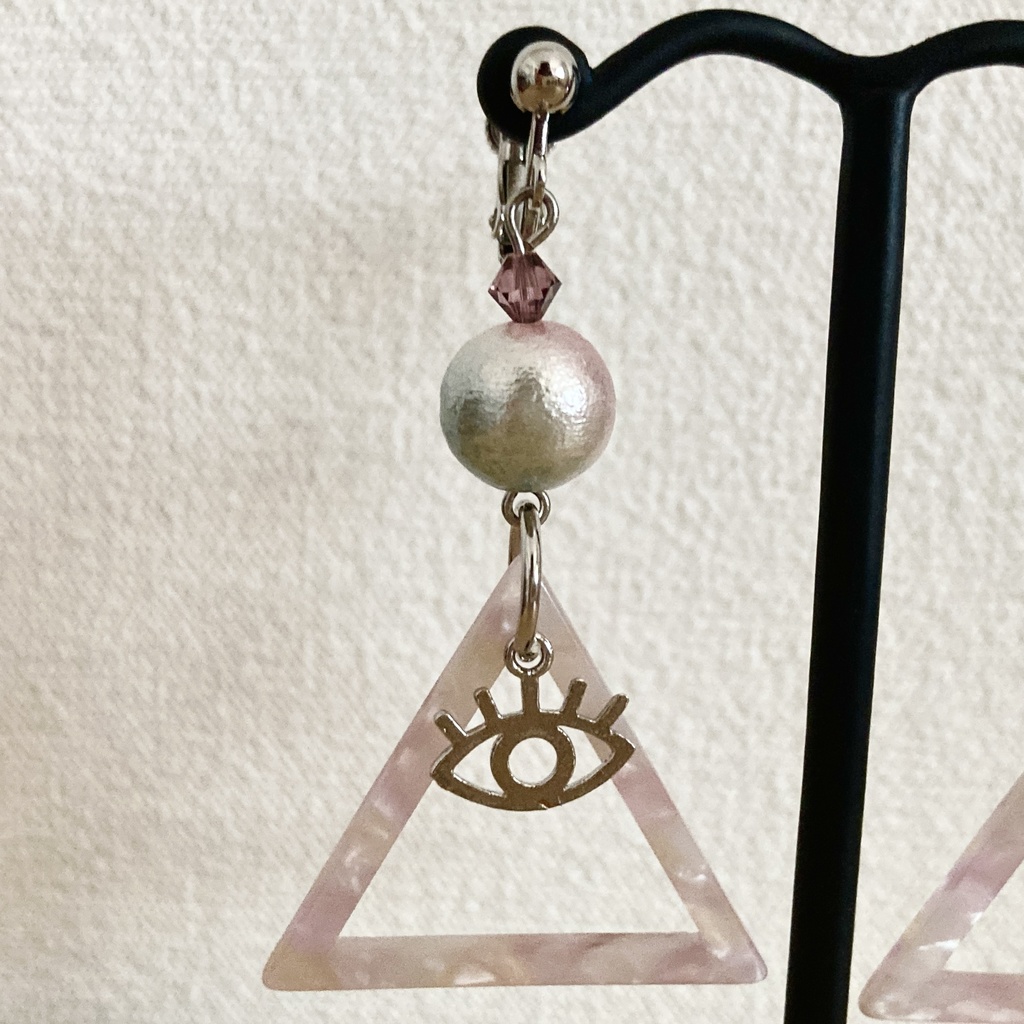 三角と目目の耳飾り