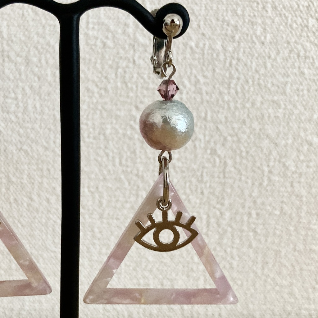 三角と目目の耳飾り