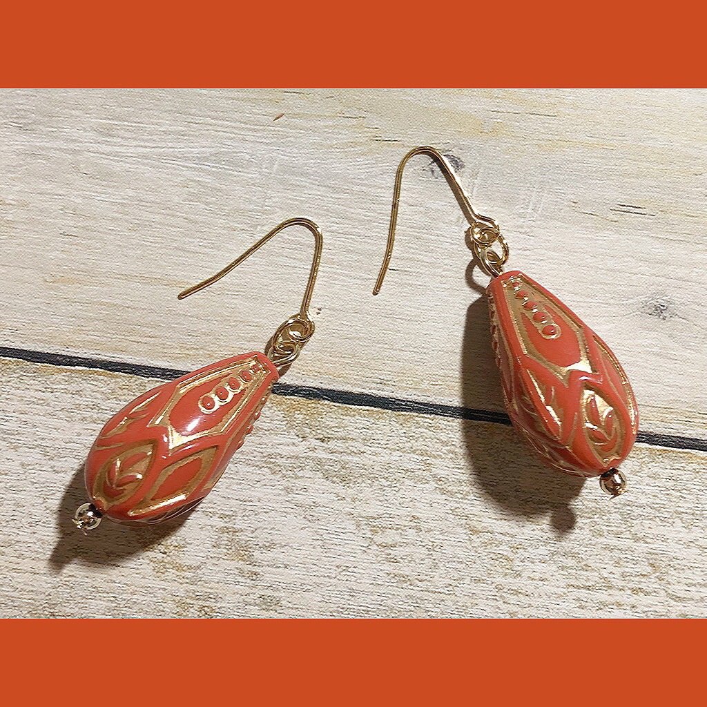シンプル朱色のピアス