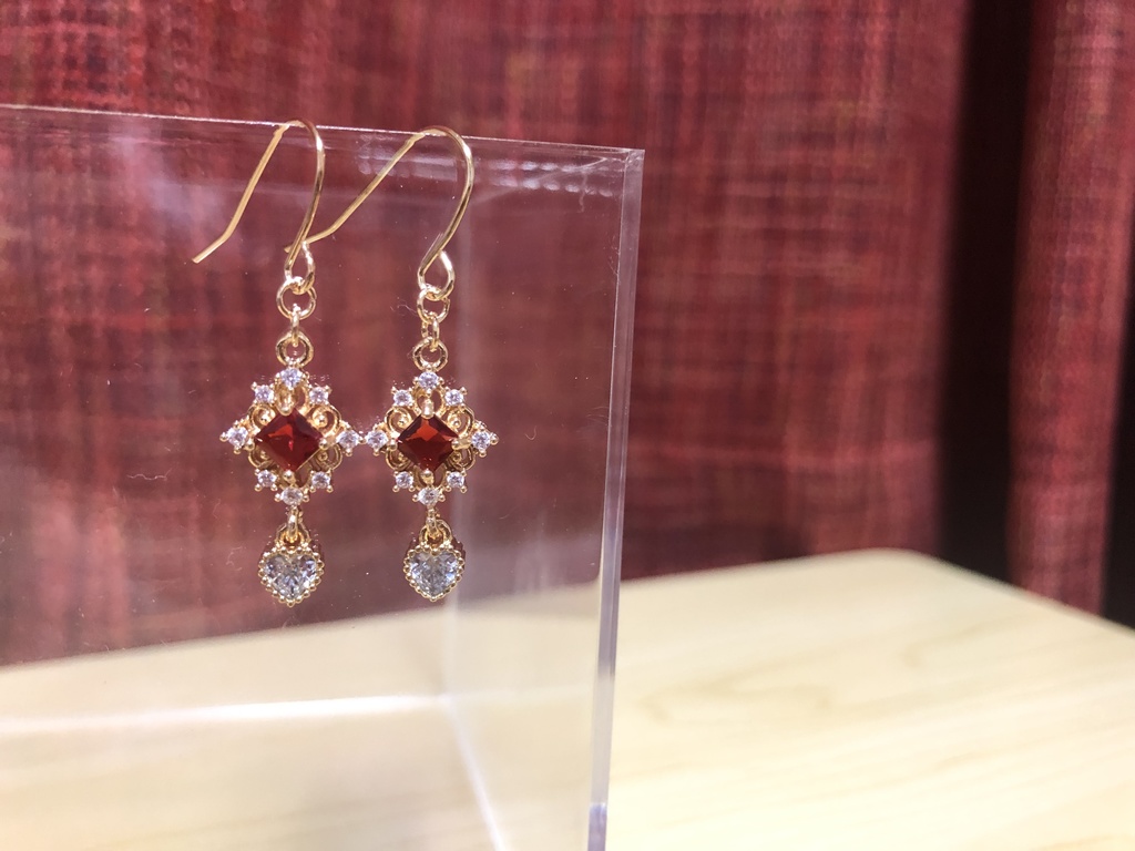 揺れるキラキラひし形ハートピアス　レッド