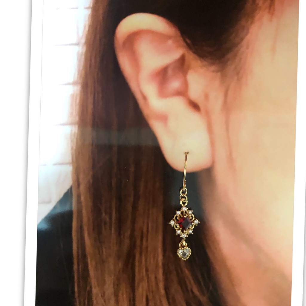 揺れるキラキラひし形ハートピアス レッド