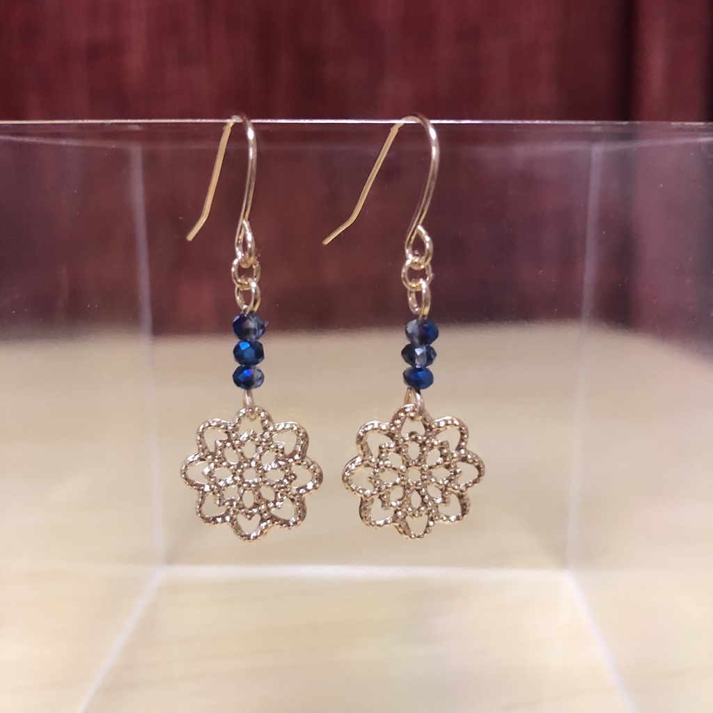 透かしブルーピアス