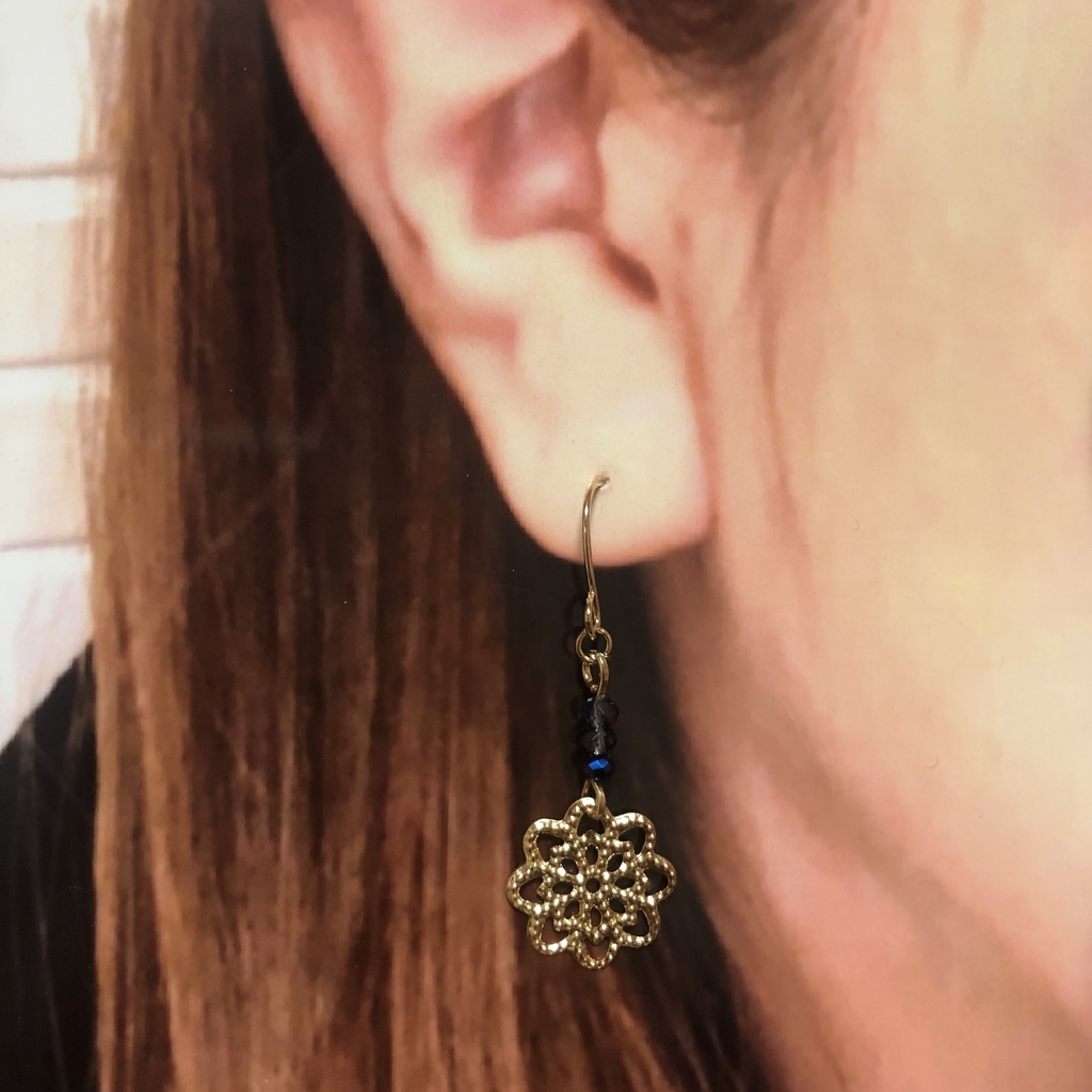 透かしブルーピアス