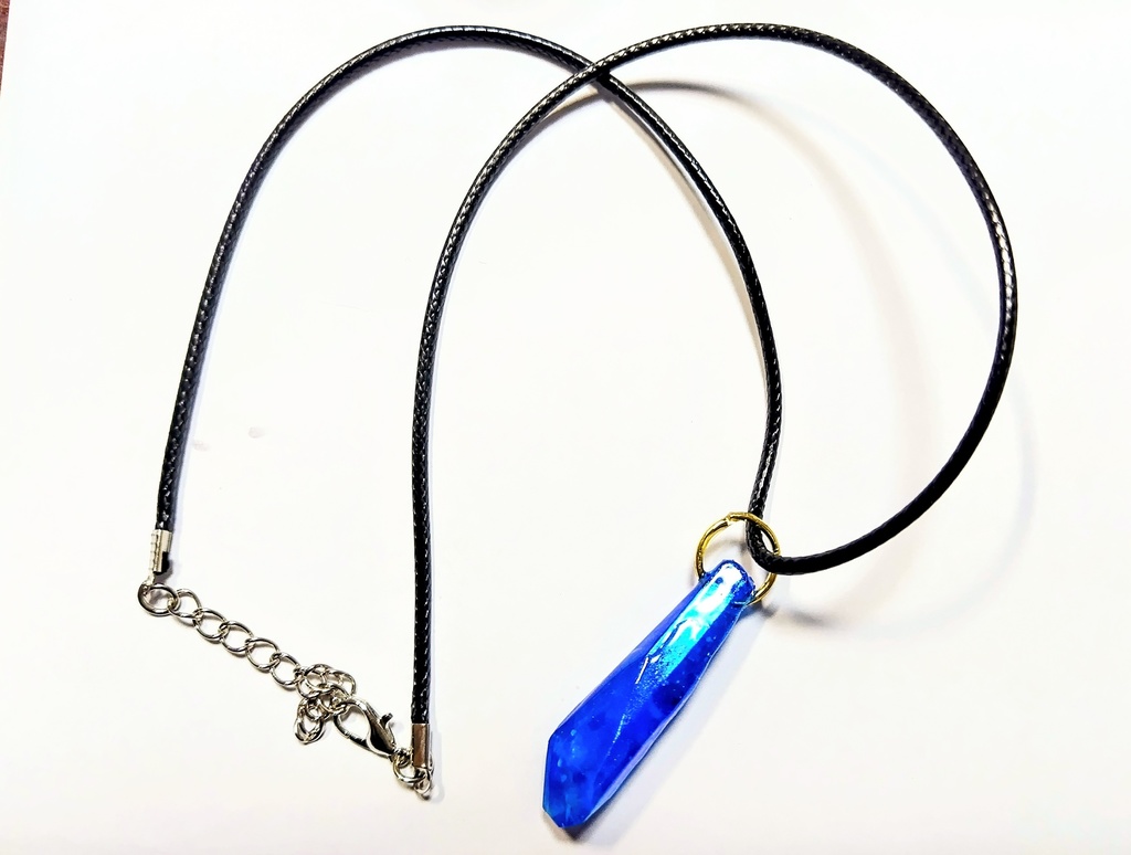 鉱石風レジンの首飾り