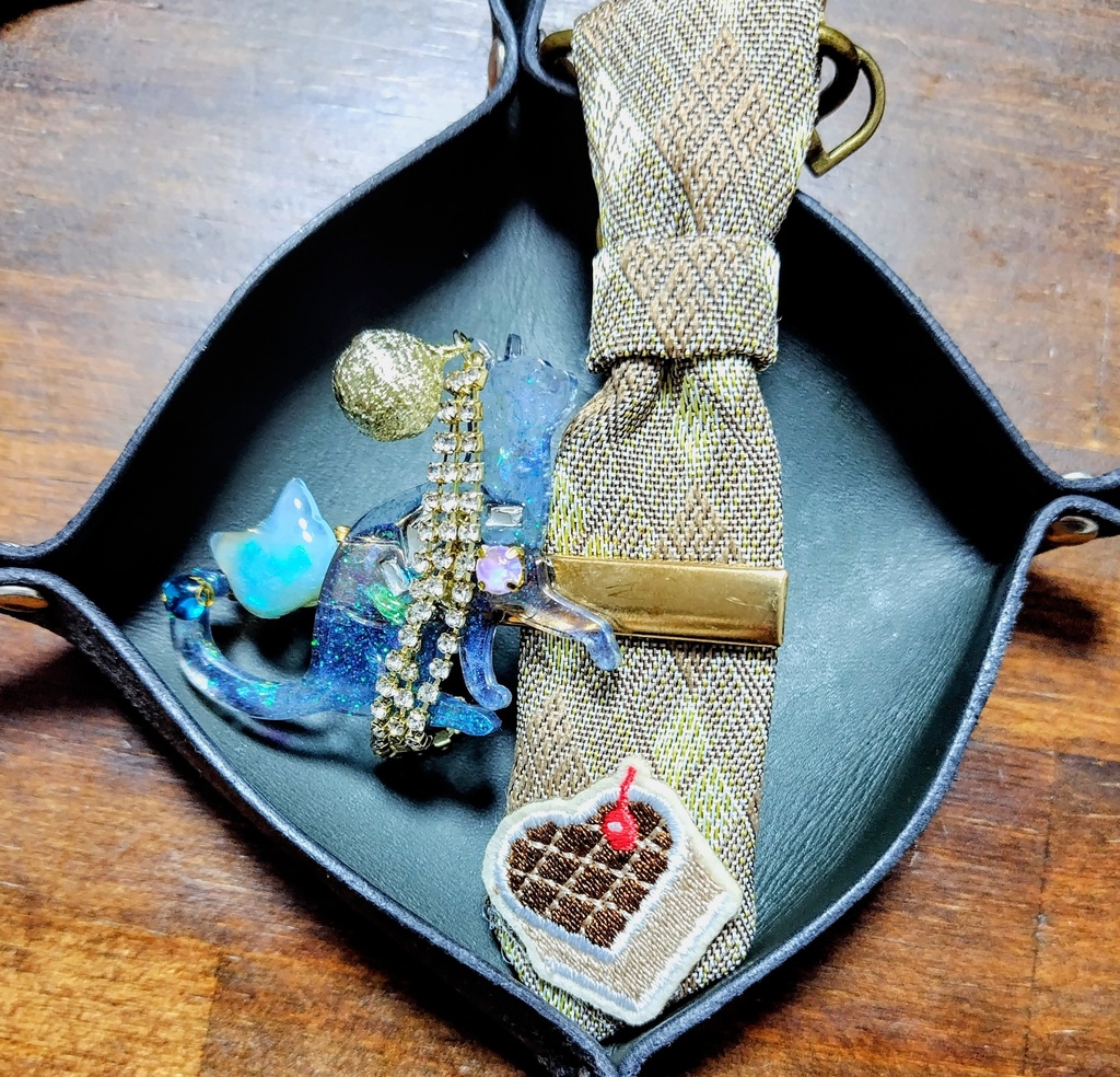 見上げる猫の、眼差し「限定！小さなネクタイ付き」