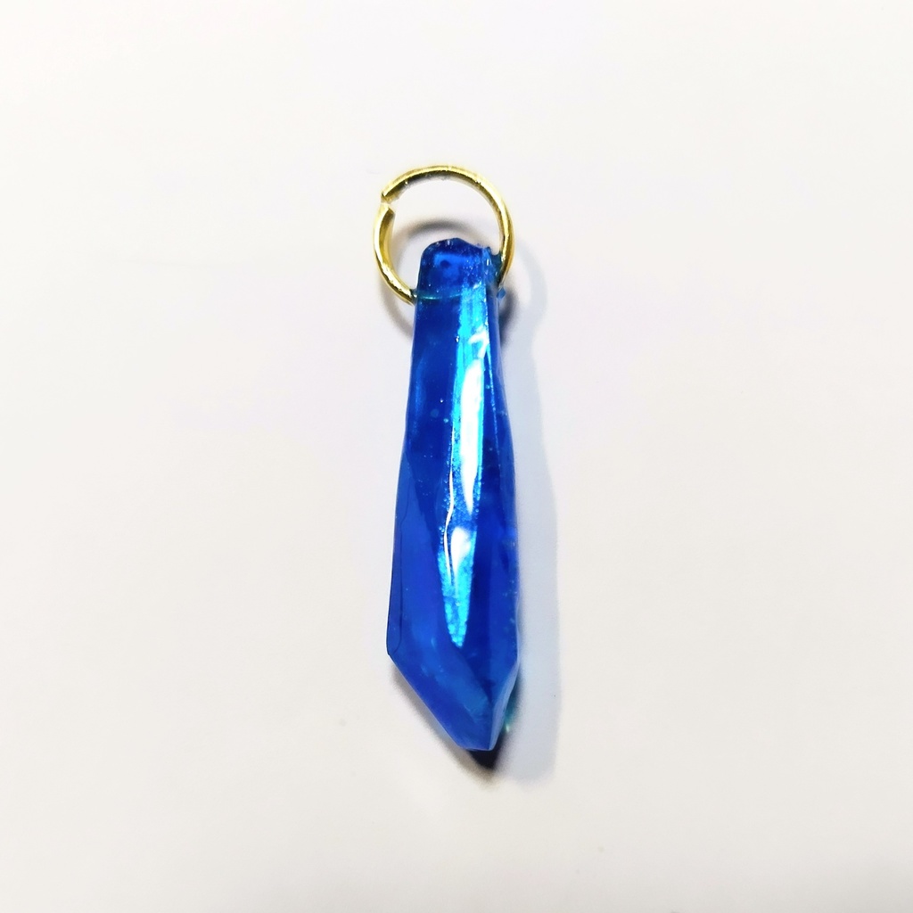 鉱石風レジンの首飾り