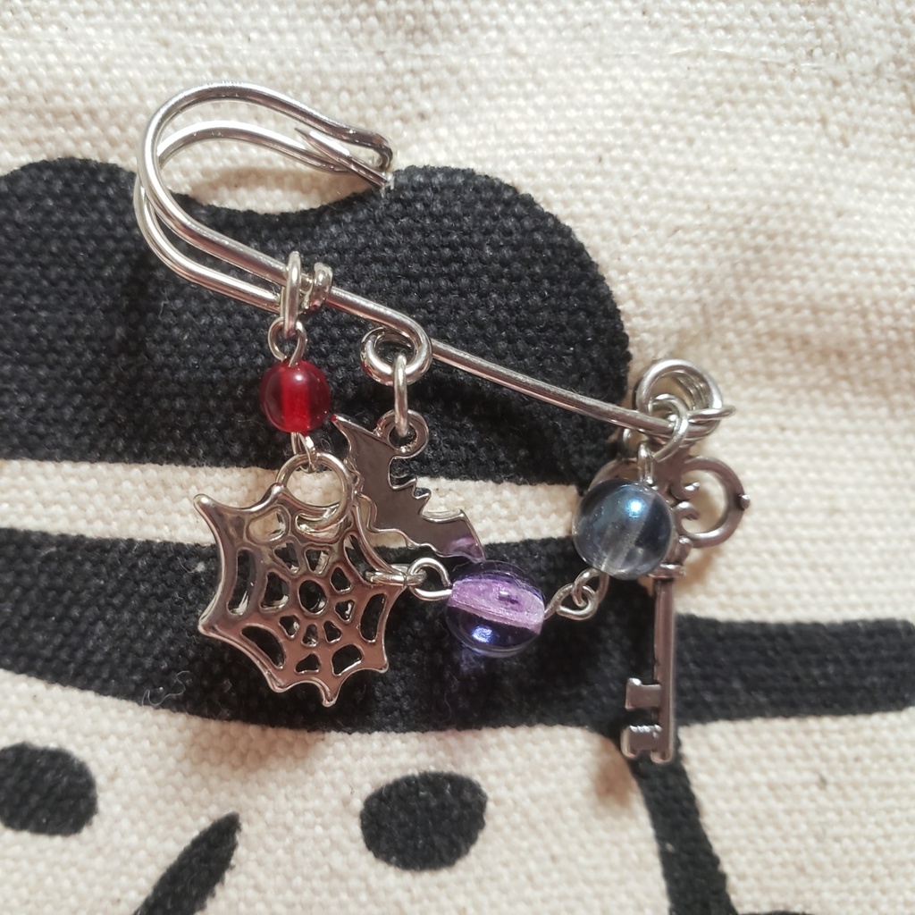 ライラのカブトピン【小】