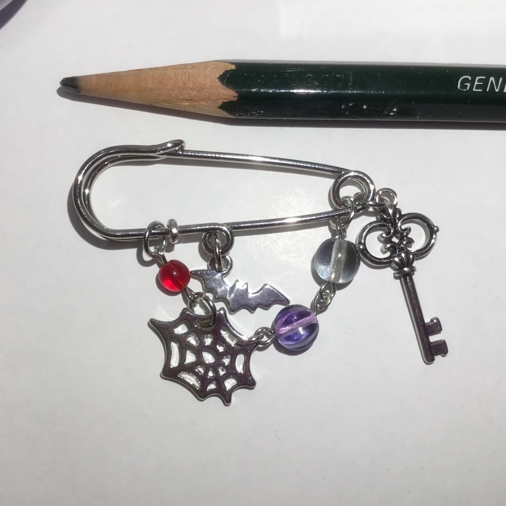 ライラのカブトピン【小】