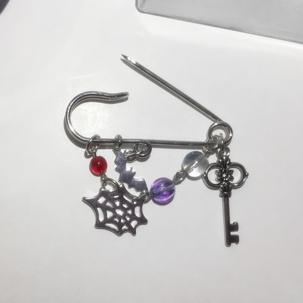 ライラのカブトピン【小】