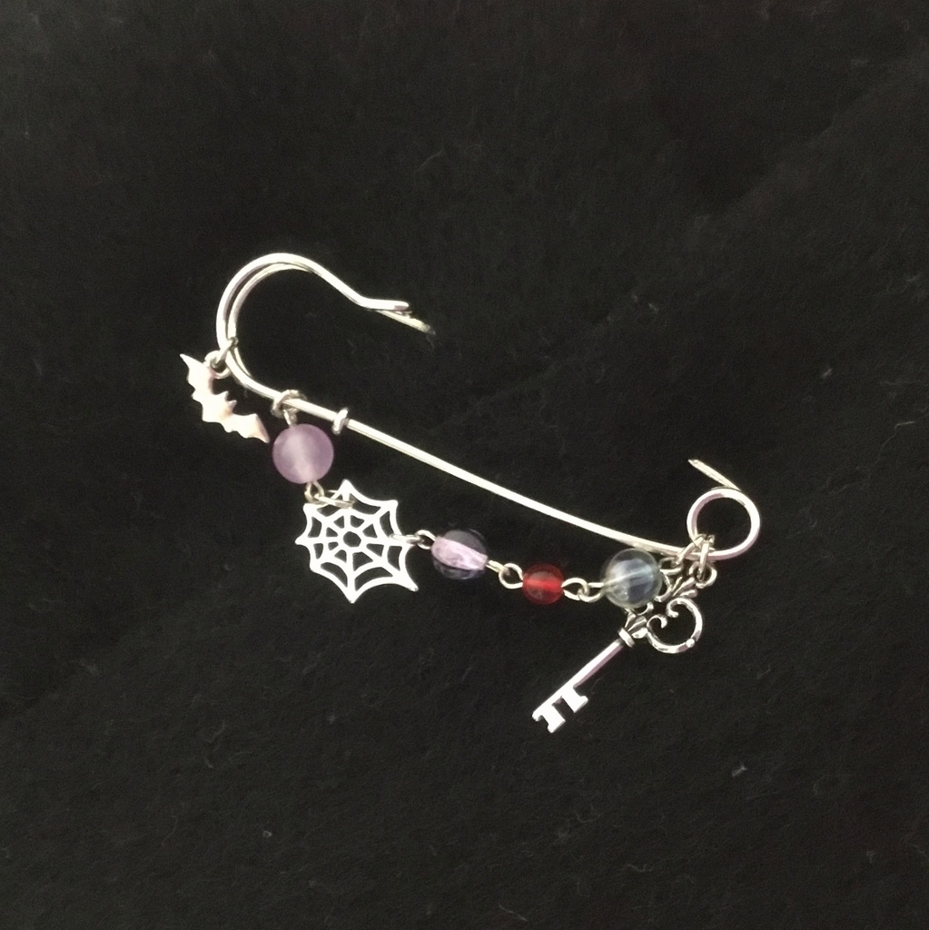 ライラのカブトピン【大】