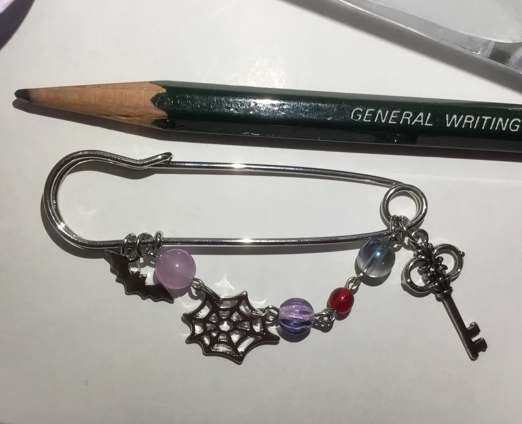 ライラのカブトピン【大】