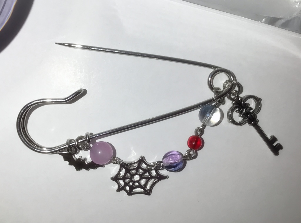 ライラのカブトピン【大】