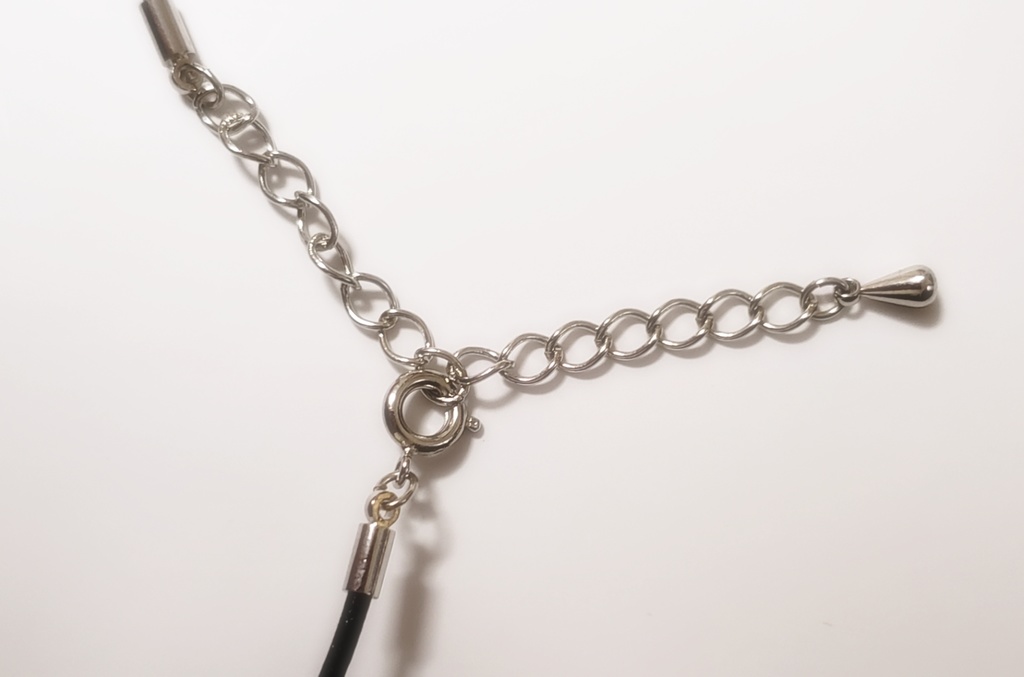 ヴィトラルライト革ひもネックレス