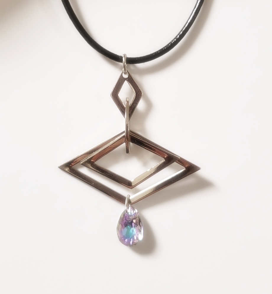 ヴィトラルライト革ひもネックレス