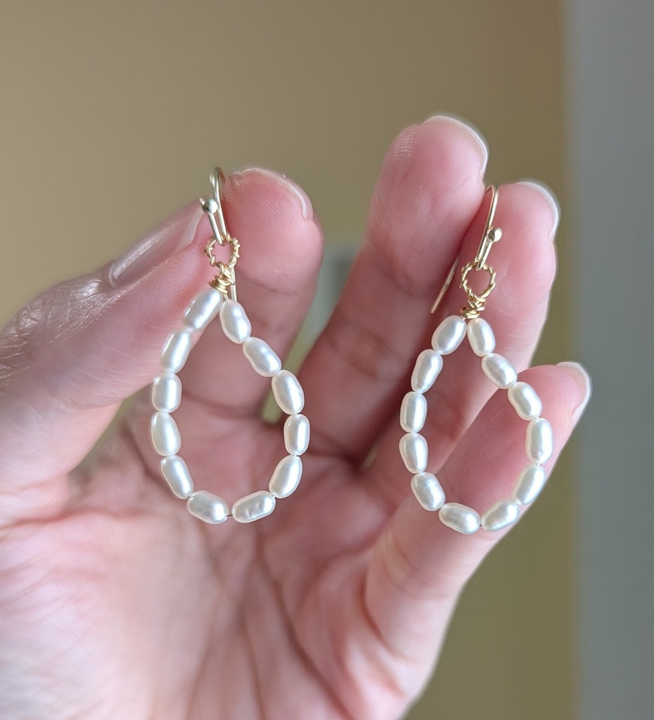 月の好物、お米ピアス