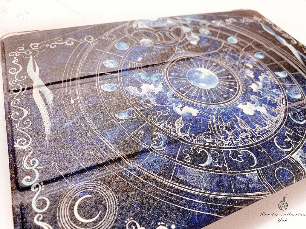 【月時計の王国】手帳型iPadケース(片面印刷/カメラ穴あり)