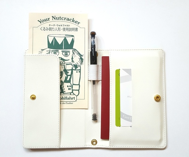 月の魔法書 パスポートケース