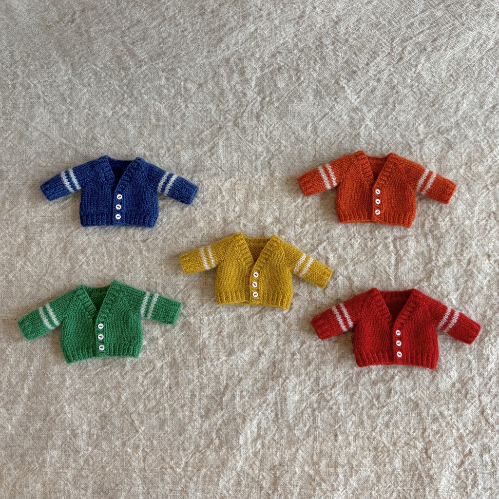 【ライン入りVネックカーディガン】　ねんどろいどどーる　オビツ11 推しカラー