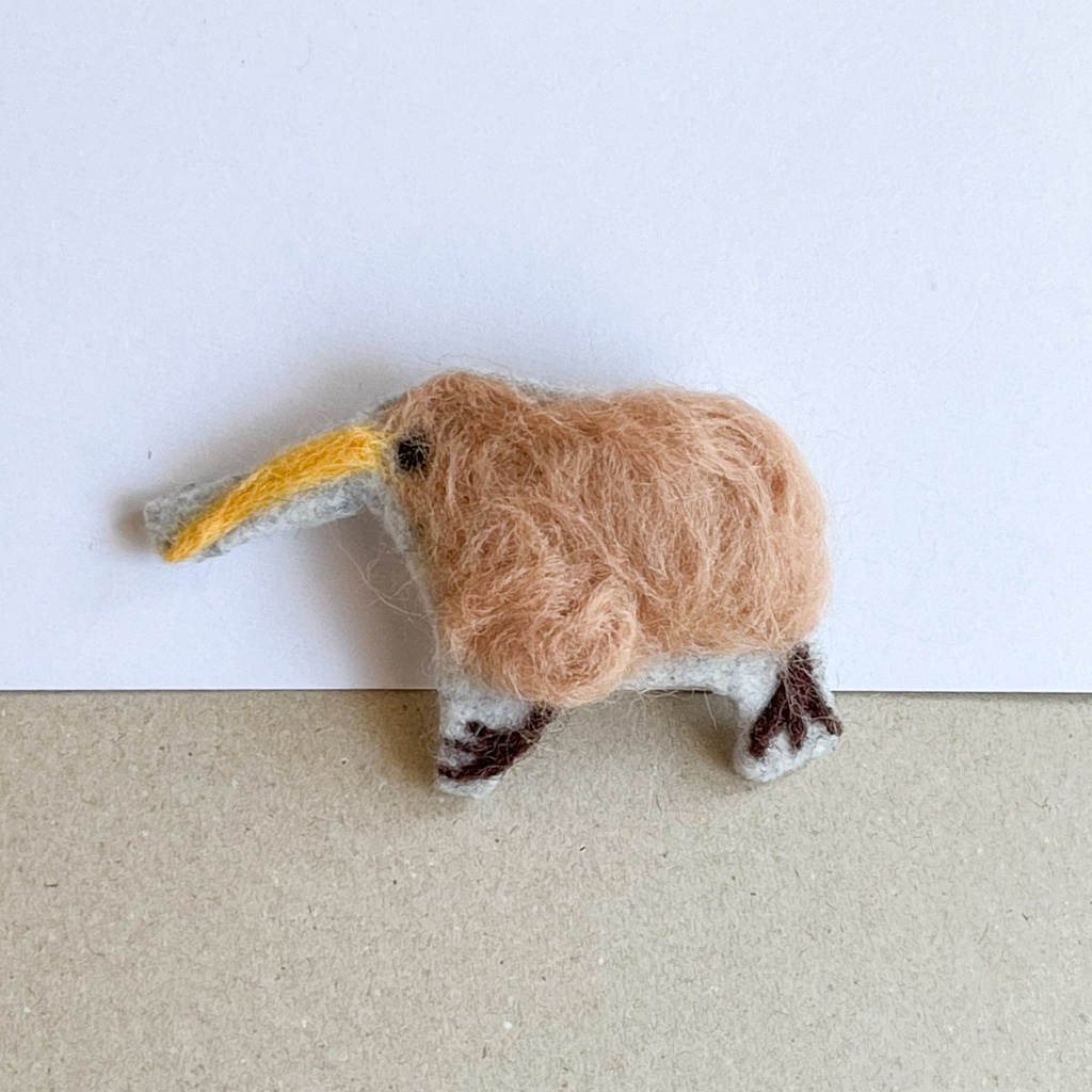 キーウィのブローチorマグネット(歩く)