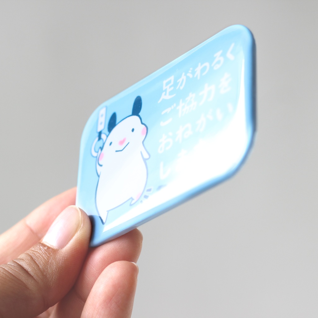 「足がわるくご協力をおねがいします」缶バッジ(全5色)|キンクマハムスターのおもち