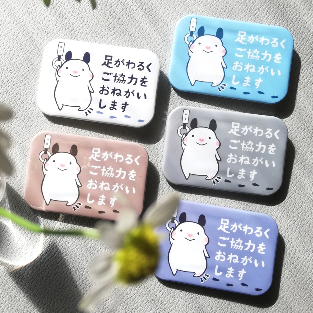 「足がわるくご協力をおねがいします」缶バッジ(全5色)|キンクマハムスターのおもち