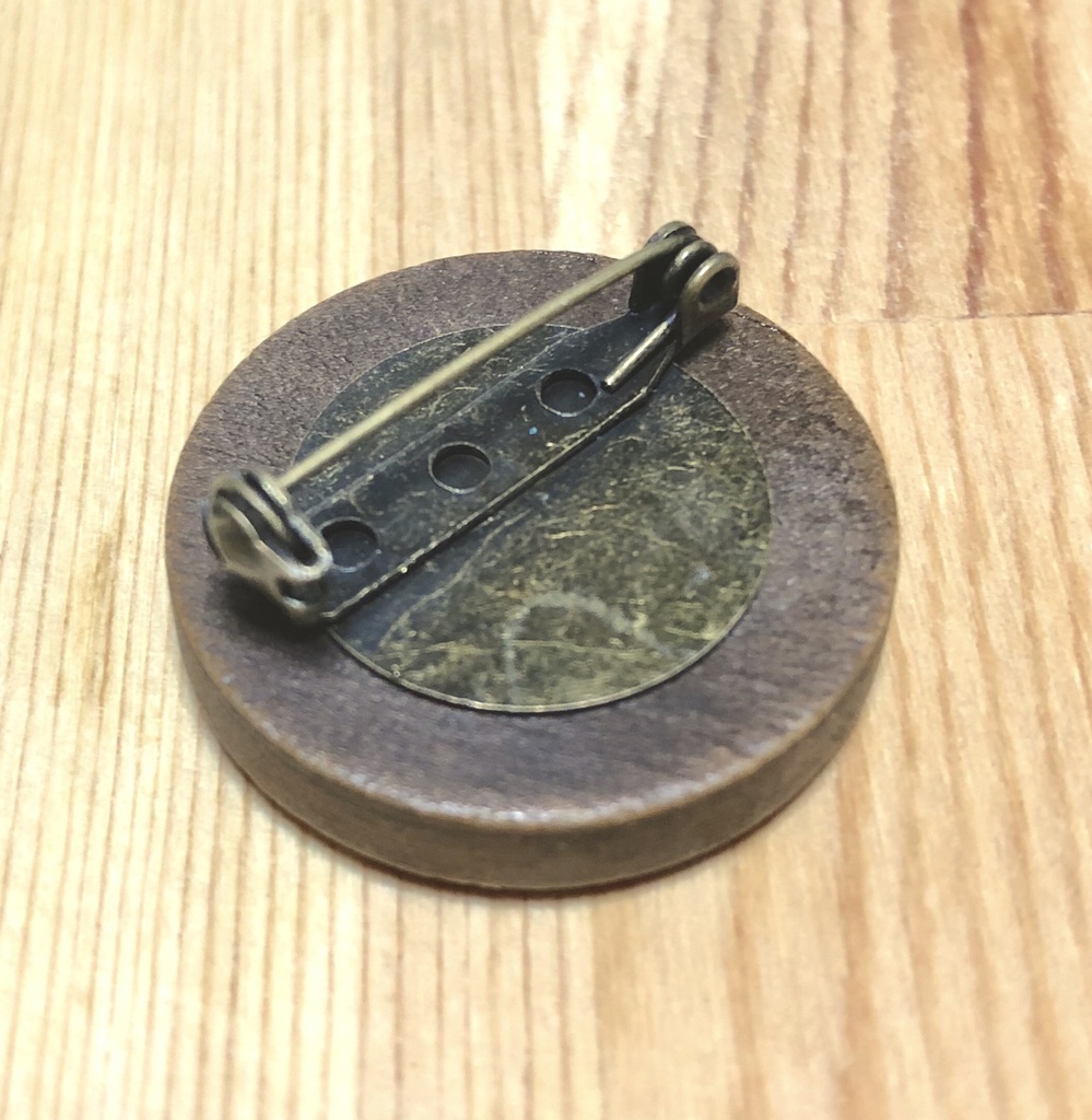 キツネの丸いウッドブローチ(箱組み立て済み)