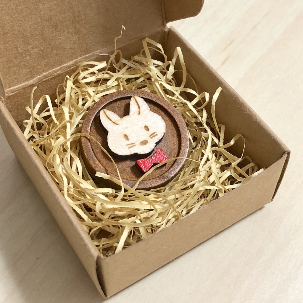 キツネの丸いウッドブローチ(箱組み立て済み)