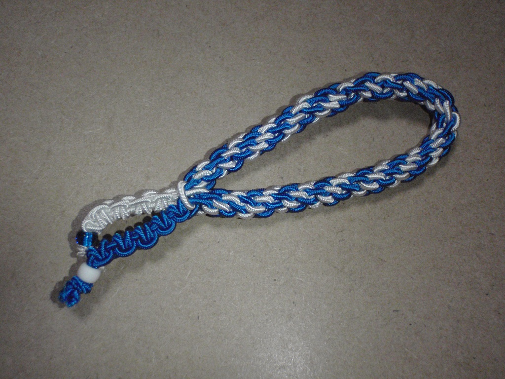 ブレスレットのようなヘアアクセサリー（白×青）